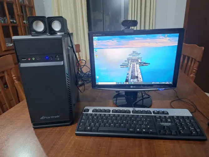 Computador completo - Monitor 21" + Camera de video + teclado + mouse + Caixa de Som Ext.