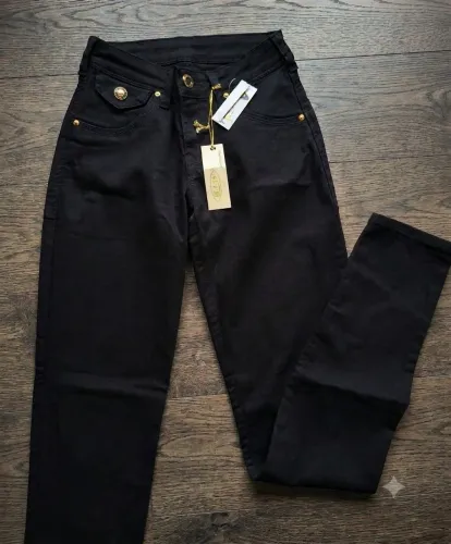 Calça jeans nova na etiqueta 