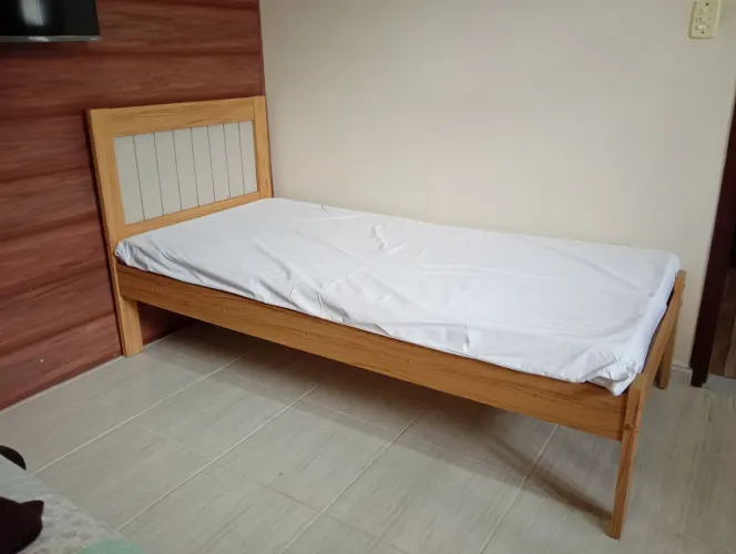 Cama de solteiro + colchão com capa impermeável