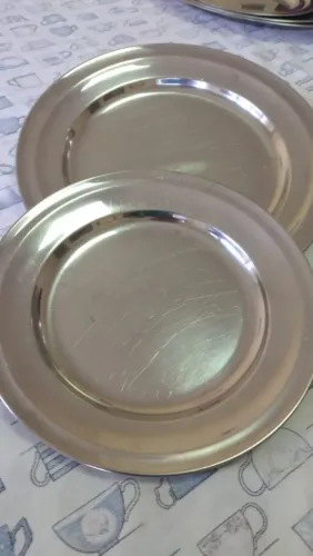 2 Pratos de inox para servir de 25 e 30 cm