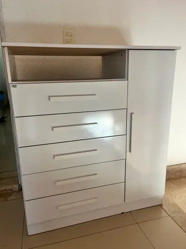 Cômoda 100% MDF nova com 5 gavetas e 1 porta