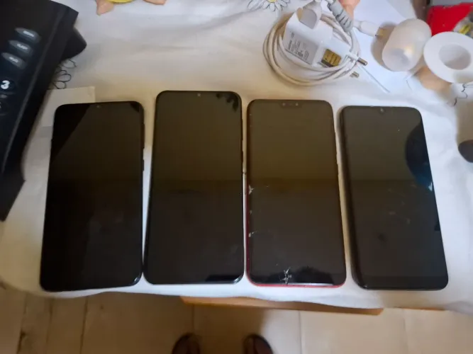 4 celulares para manutenção, dando sinal de vida e tela