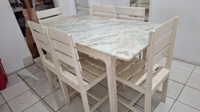 Mesa de madeira com 6 cadeiras e tampo de mármore