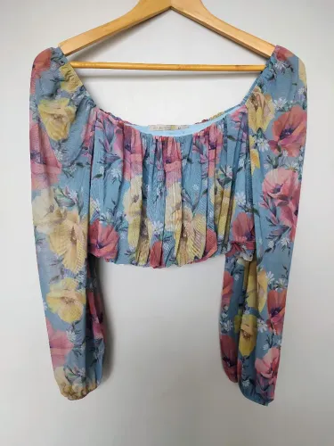 Cropped Renner ombro a ombro com estampa floral e manga longa tamanho M