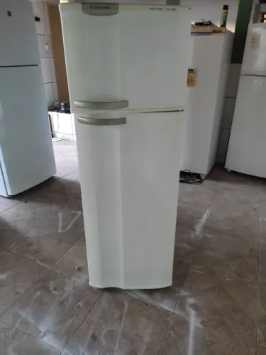 Geladeira Eletrolux 260 l funcionando perfeitamente entrego