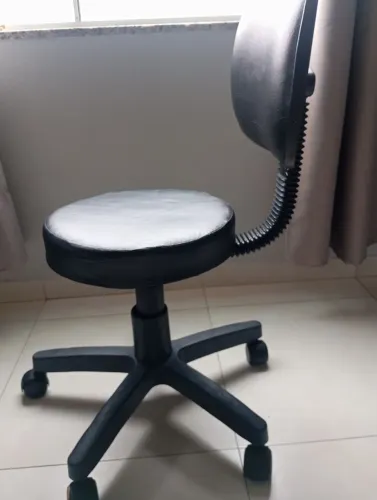 Vendo cadeira mocho c/ encosto giratório nova nunca usada