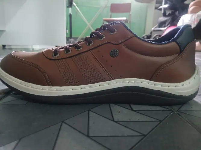 Tênis  novo  não precisa  amarrar 