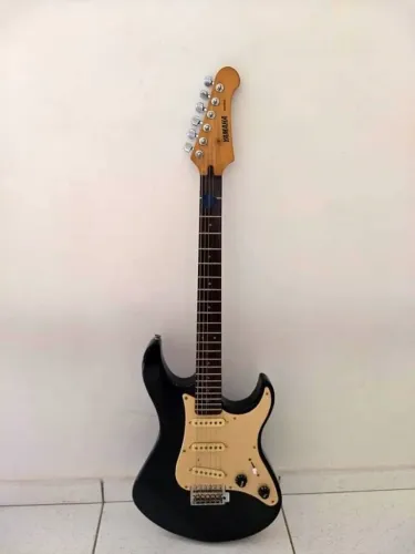 Guitarra Yamaha stratocaster EG 303