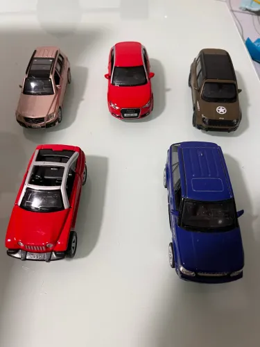 5 carrinhos miniaturas com marcas