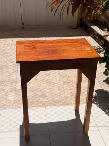 Mesa de apoio de madeira