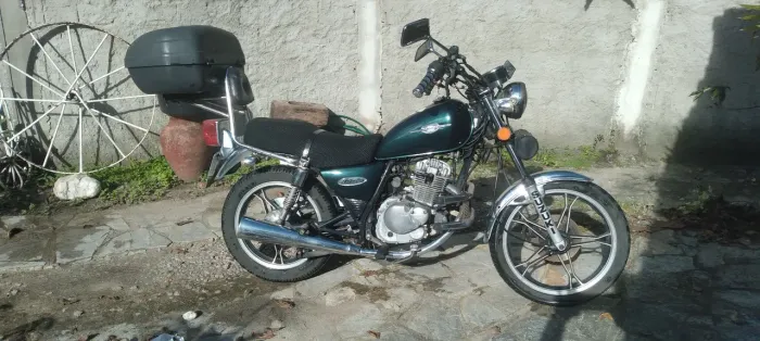 Moto muito boa. Bem conservada, licenciamento em dia. Motor primeira. Só pegar e andar.