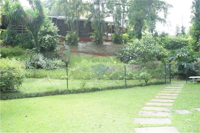Chácara à venda! 2450 mt2 com lago! Oportunidade! Com duas casas! Espaço único, em Sorocab