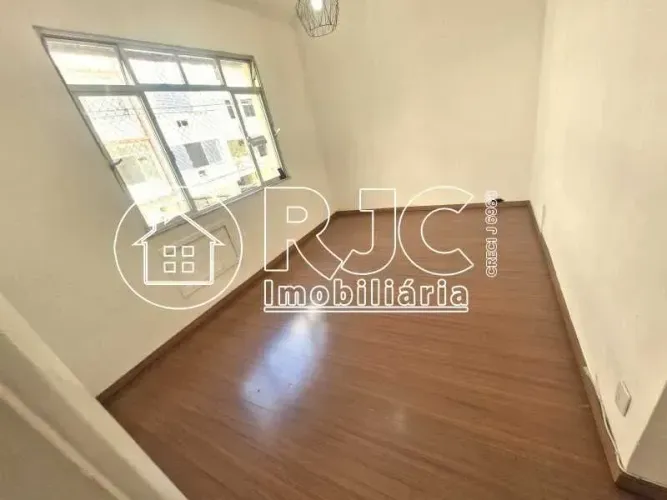 Sol da Manhã e Conforto em Rua Sem Saída na Tijuca: Apartamento Reformado Próximo ao Metrô