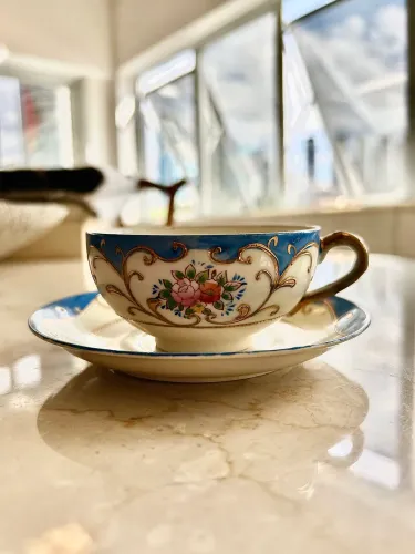 Xícara de Chá Japonesa Antiga em Porcelana - Made in Japan - Detalhes Dourados