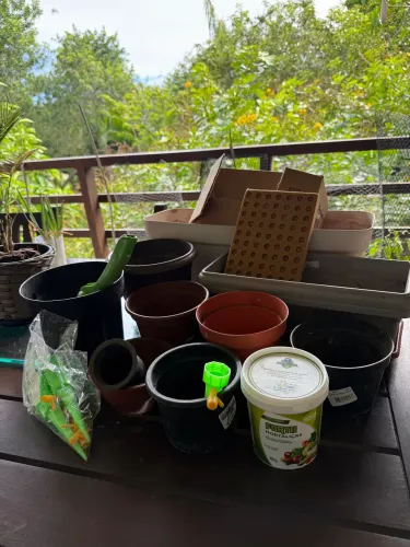 Kit jardinagem: Vasos + Fertilizante + Espuma de Germinação + Acessórios