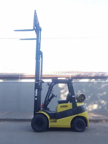 Empilhadeira Clark 2,5T C25 * torre triplex * 2015