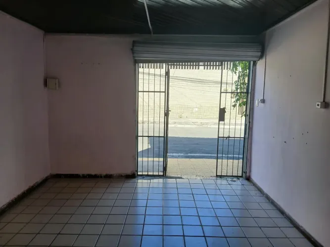 Ponto Comercial para Alugar - Frente para Rua, Grade de Segurança e Banheiro
