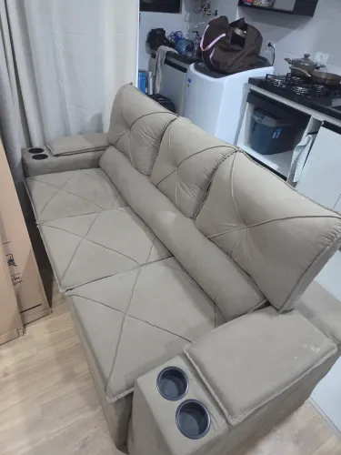 Sofá 3 lugares Retrátil, com porta copos, bege.