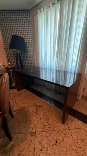 Mesa de Escritório Grande com Tampo de Vidro - R$ 1.200
