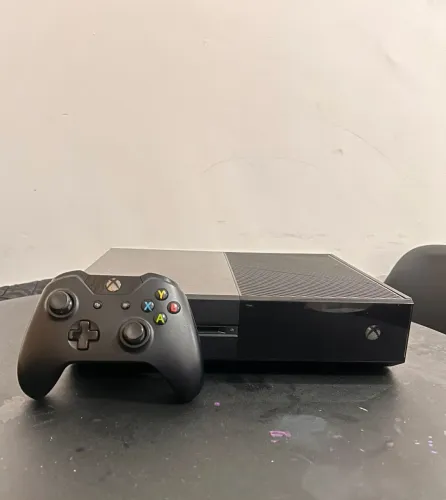 XBOX ONE COM 4 JOGOS E 1 CONTROLE !