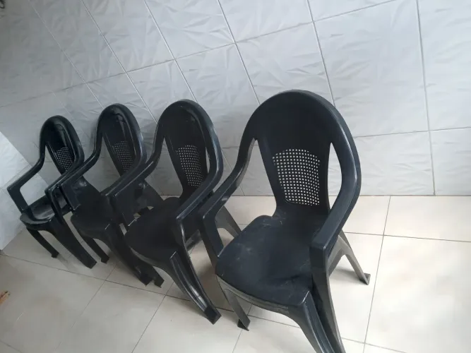 4 cadeiras plastica