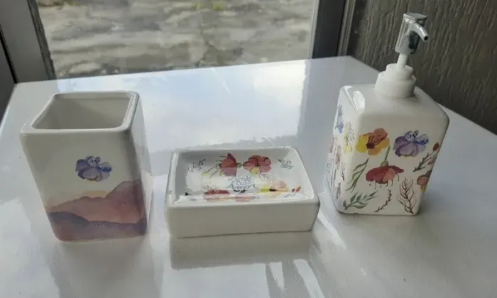Kit com 3 peças em porcelana com desenho floral