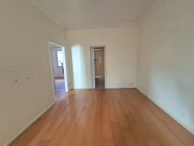 COPACABANA | 2 QUARTOS, VAGA NA ESCRITURA E QUADRA DA PRAIA!