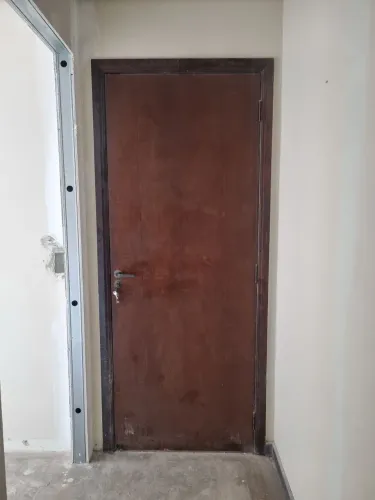 Vendo porta interna Ipê, completa com caxilhos e fechadura
