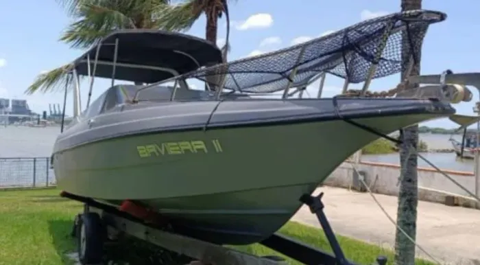 Vendo/troco lancha DM 23pes gabinada