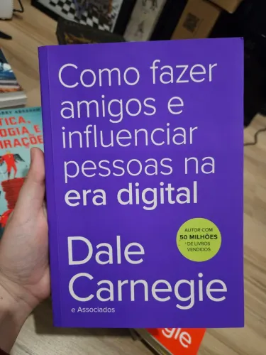 Livro Como Fazer Amigos e Influenciar Pessoas na Era Digital - Dale Carnegie