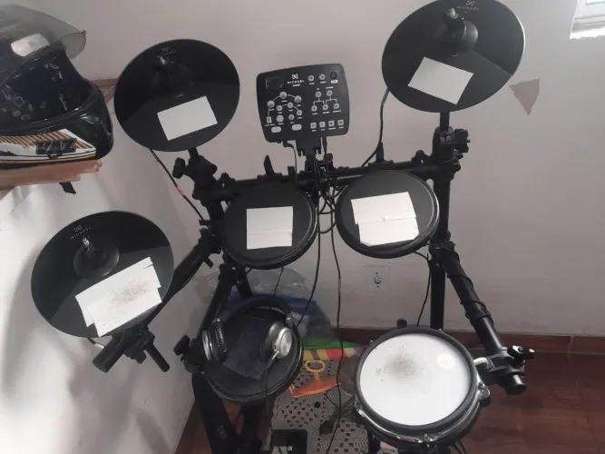 Vende uma bateria eletronica, ou troco em uma bateria acústica.