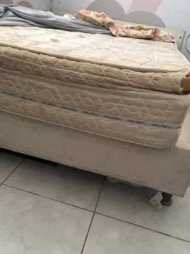 Cama casal usada para doação