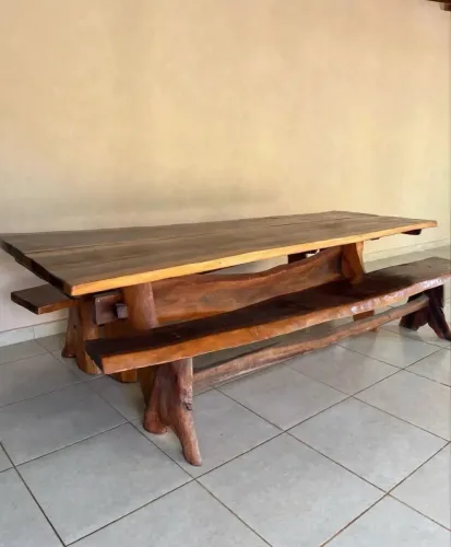 VENDE-SE MESA DE MADEIRA MACIÇA