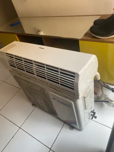 Ar-condicionado Split Gree 12.000 BTUs, 220V, completo.