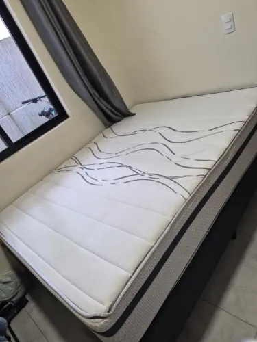 Cama box casal com colchão em ótimo estado.