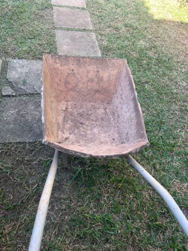 Carrinho de mão, reforçado dos bons. Falta só o pneu 