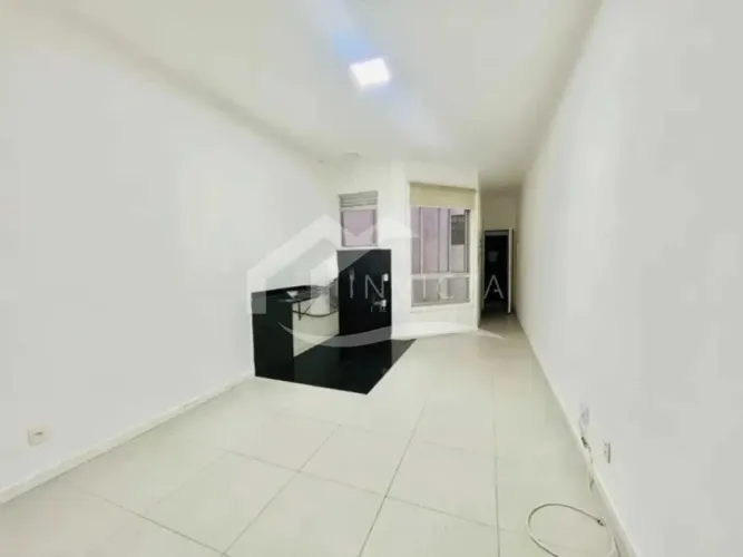 Excelente quarto e sala reformado com área externa tipo garden no Catete