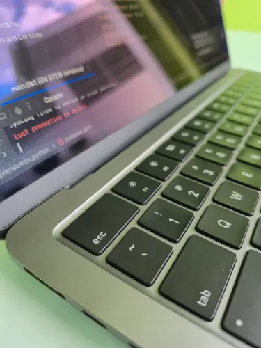 MacBook M2 | 256GB | 4GB RAM | CINZA