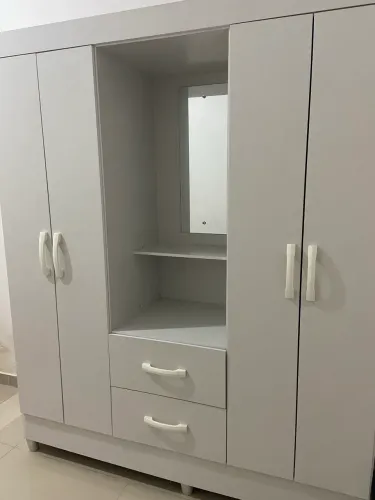 Guarda roupa com espelho
