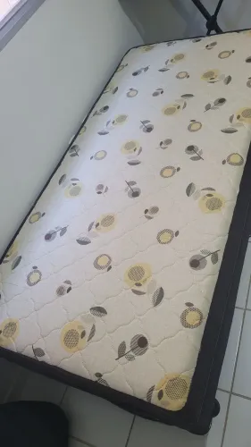 Vendo cama box solteiro conservada