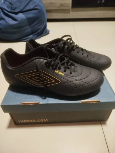 Vendo chuteira de campo umbro n°41