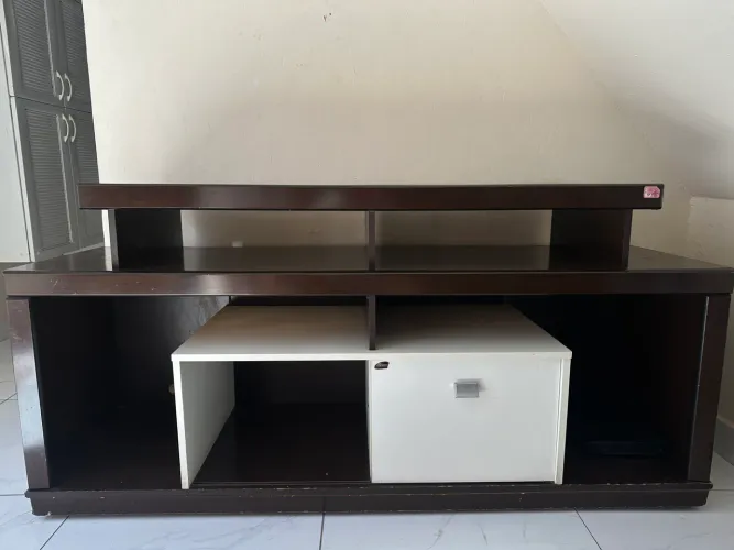 Rack para TV de madeira marrom com nichos