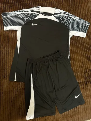 Conjunto Nike Dri-FIT - Camiseta e short (Tamanho M)