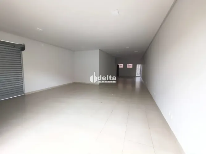 Loja disponível para locação no bairro Nossa Senhora Aparecida em Uberlândia-MG.