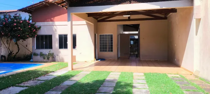 Alugo excelente casa 110norte, frente colégio madre Clelia.