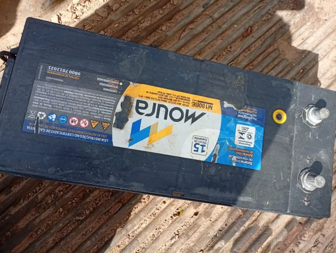 Vendo bateria de 180 amperes 450 reais ou troco por uma potência 