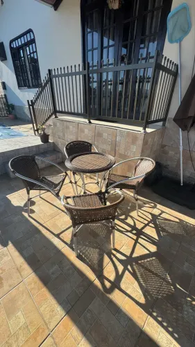 Mesa e 4 cadeiras de fibra sintética para área de piscina 