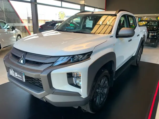 Mitsubishi L200 Tri. S. Outd. Plus 2.4 4X4 Die. AUT 2025