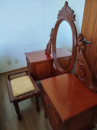 PENTEADEIRA ANTIGA EM MADEIRA MACIÇA COM BANQUETA - PEÇA ÚNICA