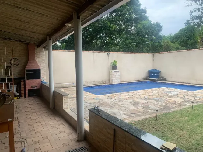 Casa com piscina á venda- Itanhaém, 2 suítes, espaço gourmet.